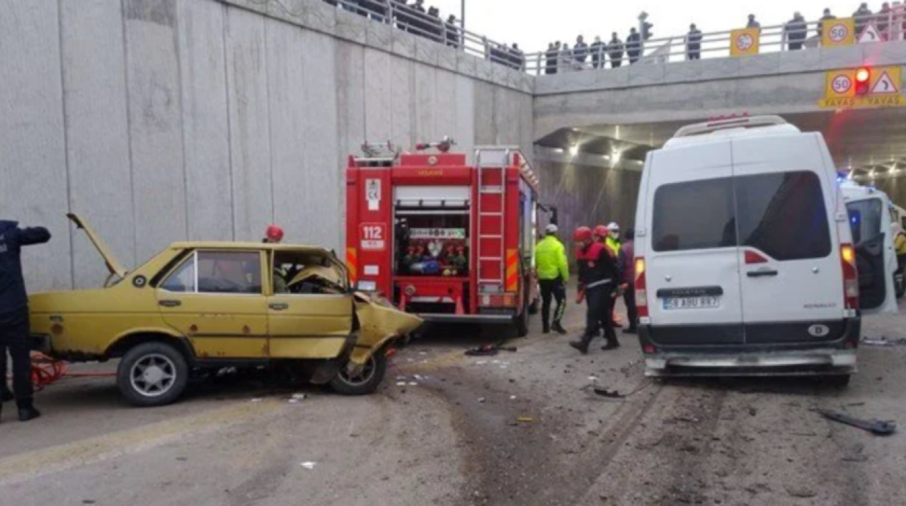 Sivas’ta otomobil ile işçi servisi çarpıştı: 12 yaralı