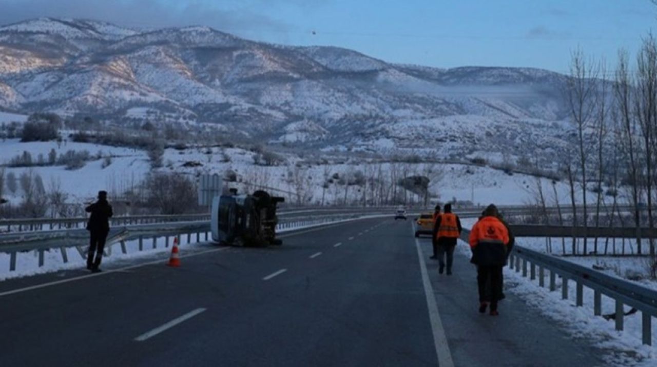 Servis aracı devrildi: Bir askerimiz şehit oldu, 3 asker yaralandı!