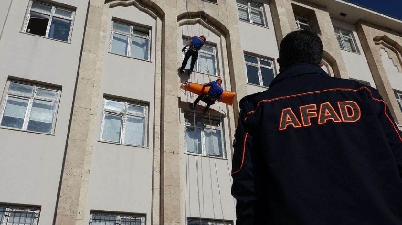 Türkiye genelindeki okullarda eş zamanlı deprem tatbikatı yapıldı