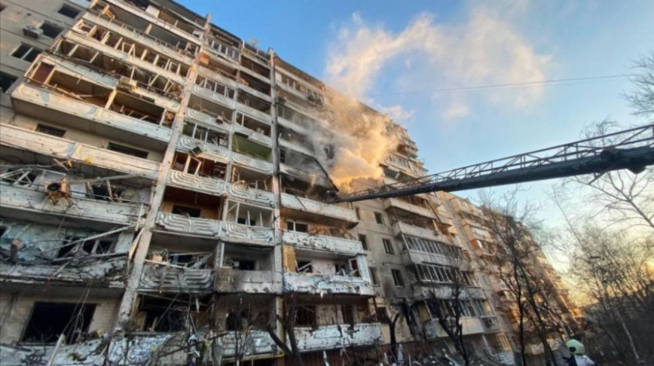 Rusya'nın Kiev'e saldırısında bir apartman daha ağır hasar gördü