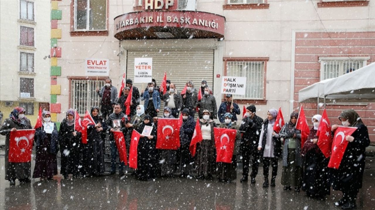 Annelerin kar altında süren evlat nöbetine 2 aile daha katıldı