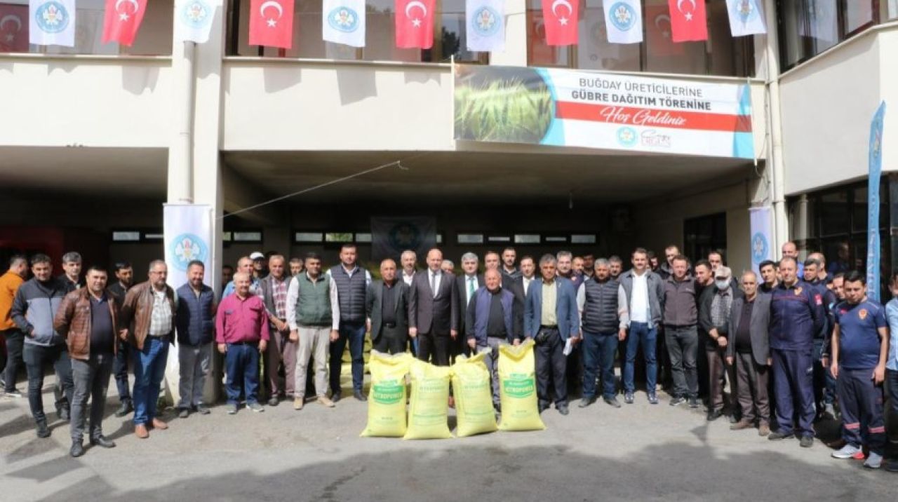 Büyükşehir'in gübre desteği üreticilere can suyu oluyor