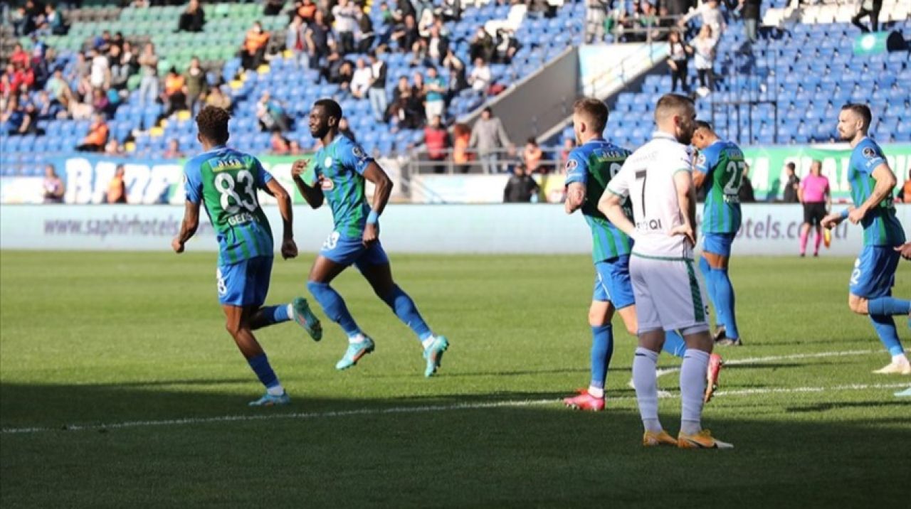 Çaykur Rizespor evinde Konyaspor'u 2 golle geçti