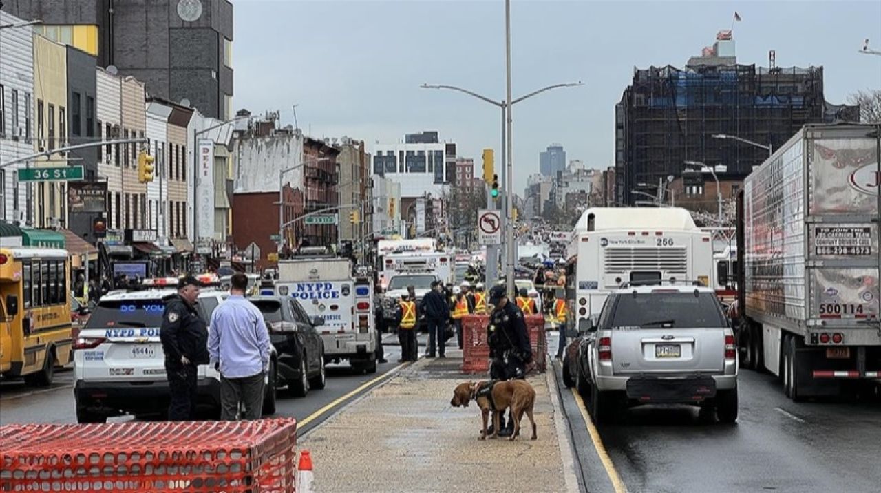 New York'ta Brooklyn bölgesinde metroda silahlı saldırı