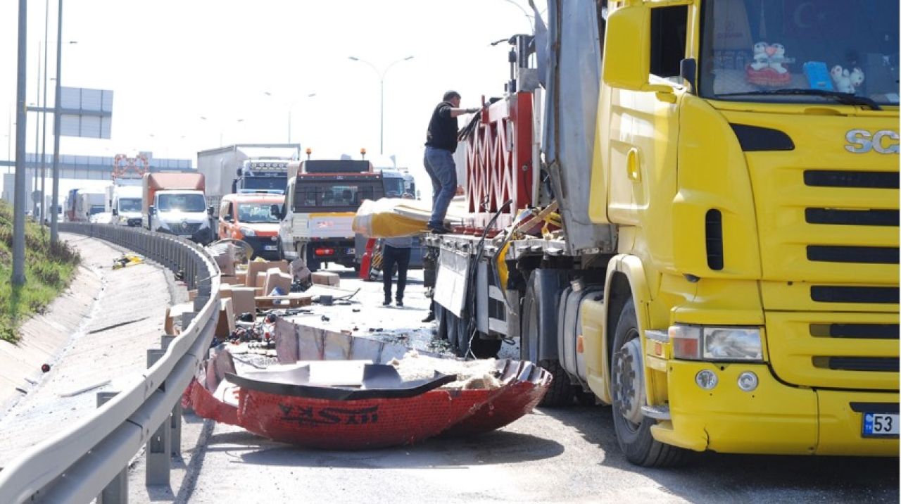 TEM Otoyolu'nda tır kazası nedeniyle uzun araç kuyruğu oluştu