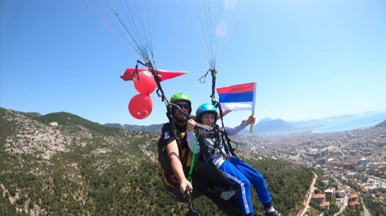 Alanya'da Rus ve Ukraynalı çocuklar gökyüzünde barış mesajı verdi