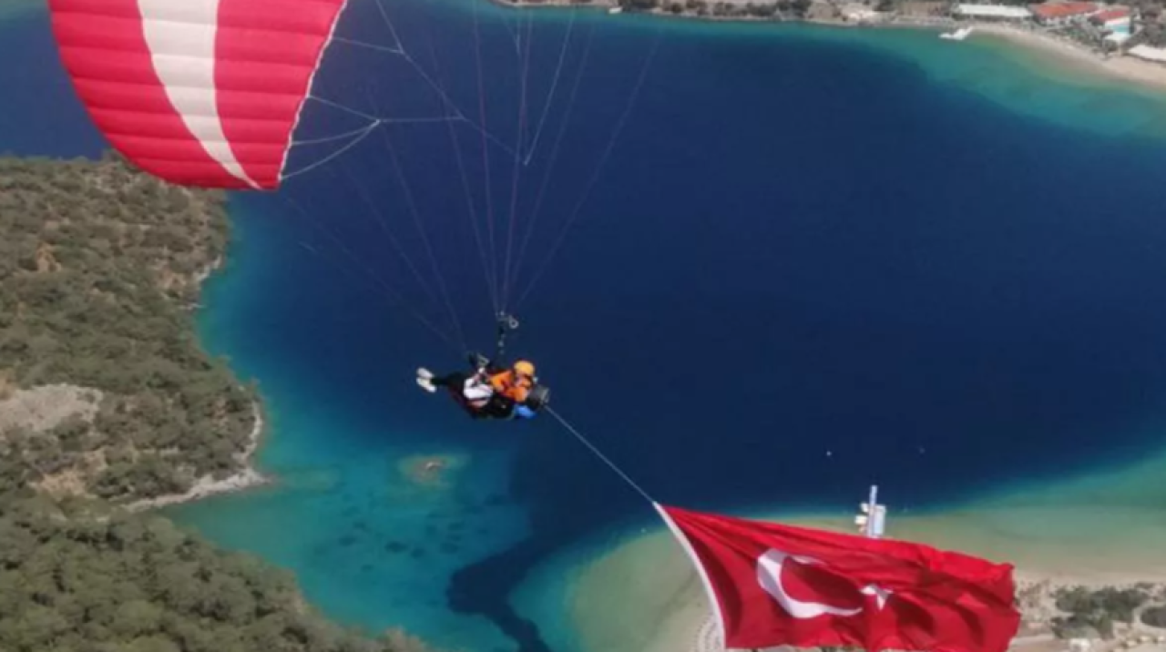 Paraşüt pilotları gökyüzünde Türk bayrağı açtı