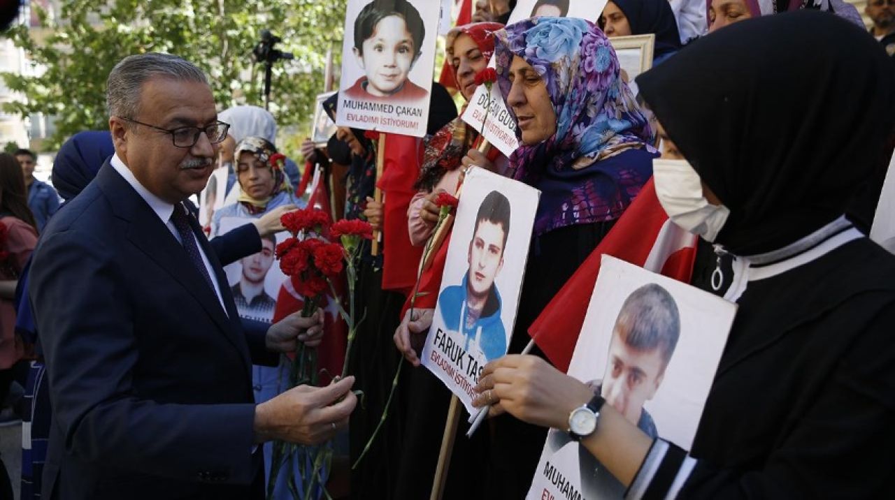 Diyarbakır Valisi'nden evlat nöbeti tutan ailelere ziyaret