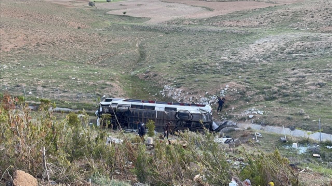 Niğde'de otobüs devrildi! Can kaybı ve yaralılar var