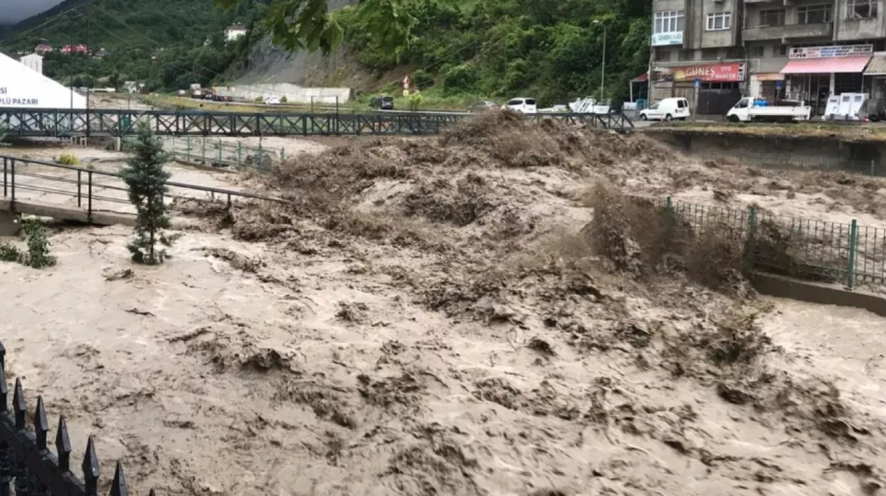 Kastamonu İnebolu'da çay taştı, köprüler çöktü