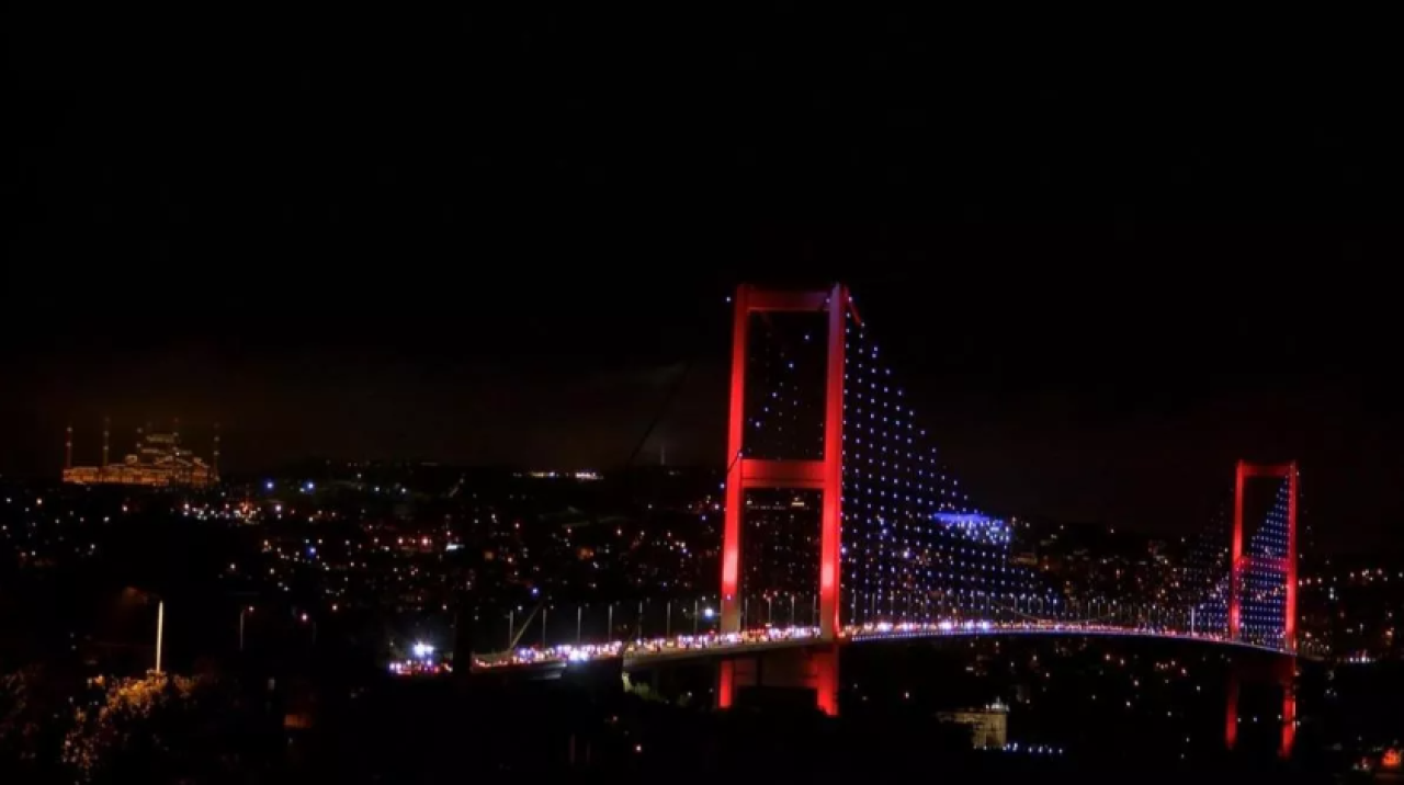 15 Temmuz Şehitler Köprüsü, mavi ve kırmızı renklere büründü