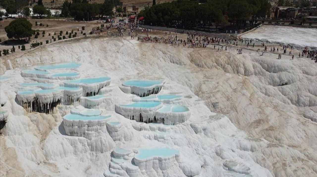 Pamukkale yaz sıcaklarında da turistlerin gözdesi