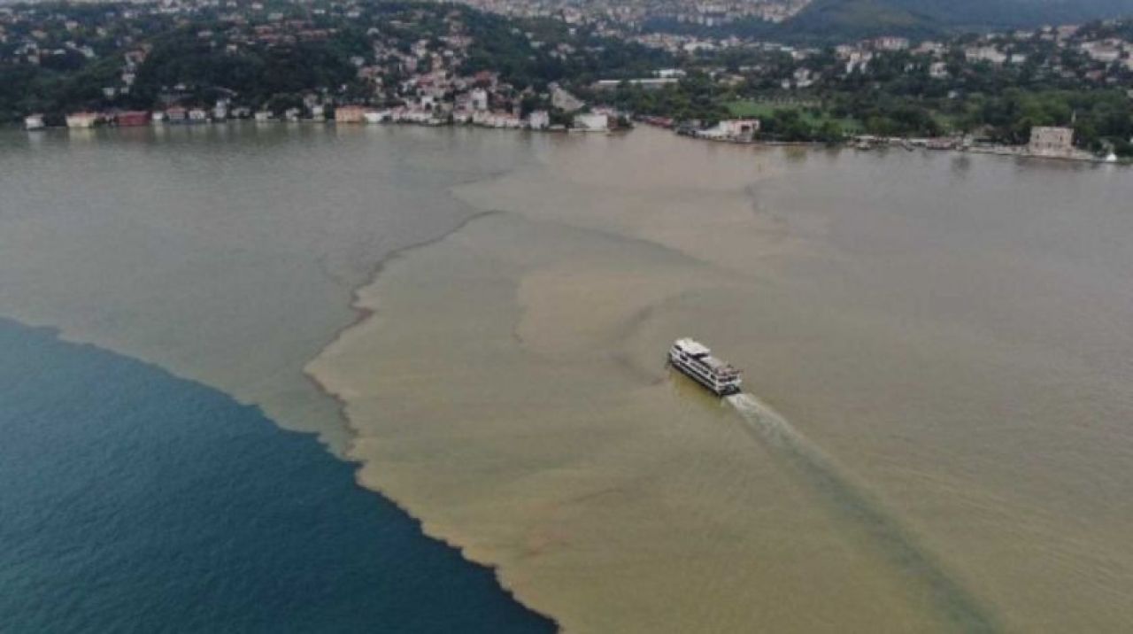 Sağanak yağış sonrası İstanbul Boğazı çamura bulandı