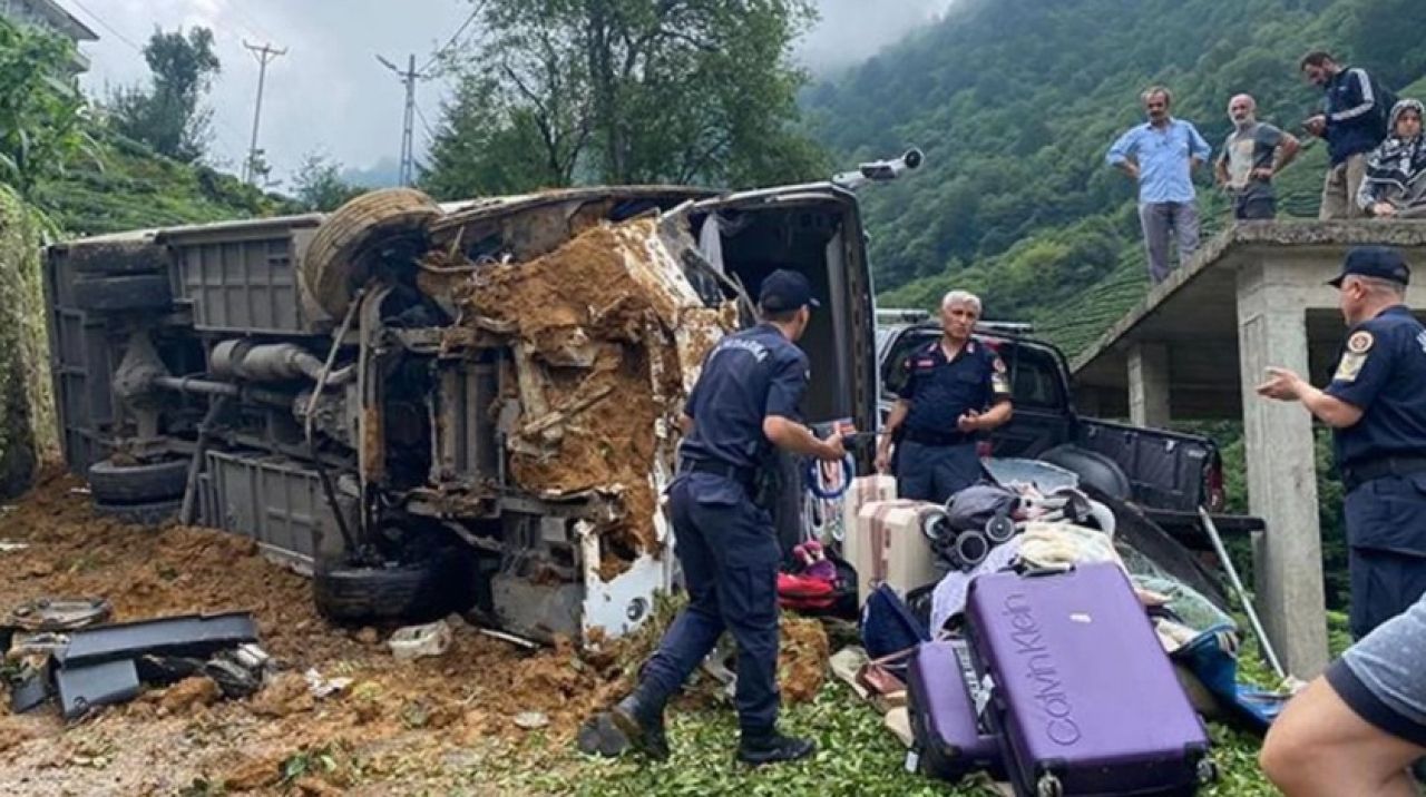 Gaziantep’in acısı geçmeden bir kaza haberi de Rize’den! Turistleri taşıyan araç devrildi