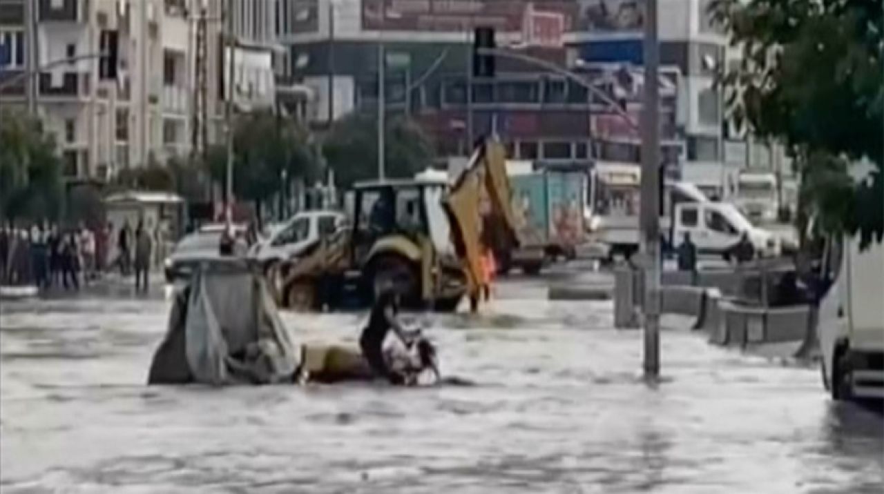 İstanbul'da gök gürültülü sağanak hayatı olumsuz etkiliyor