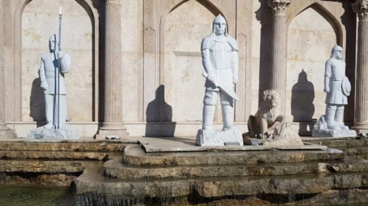 Düzce'de asker heykelinin mızrağı çalındı