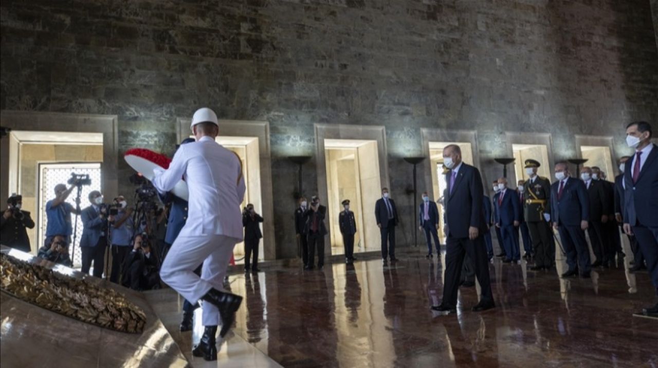 Cumhurbaşkanı Erdoğan başkanlığındaki devlet erkanı, Anıtkabir'i ziyaret etti