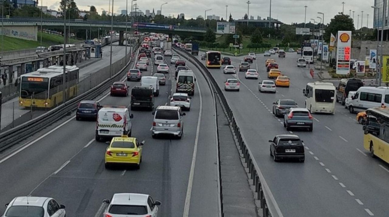 İstanbul'da eğitim öğretim döneminin başlamasıyla birlikte trafikte yoğunluk oluştu