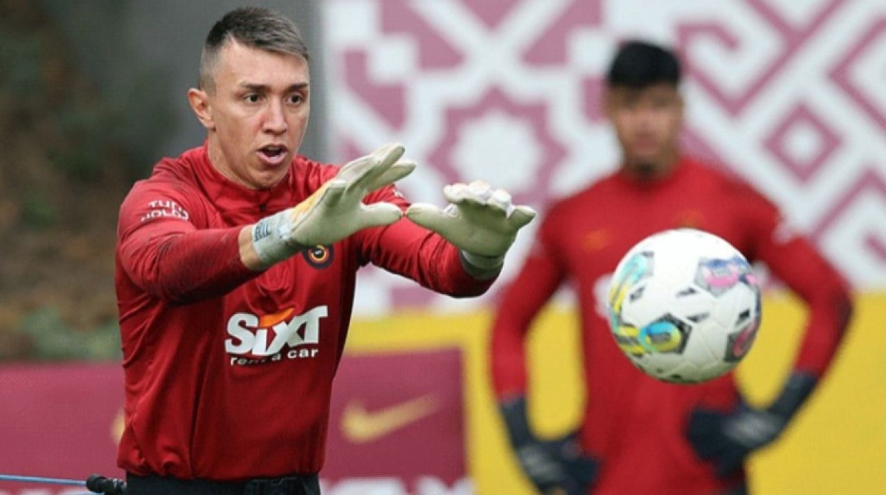 Muslera tarihe geçecek! İlk 5'te...