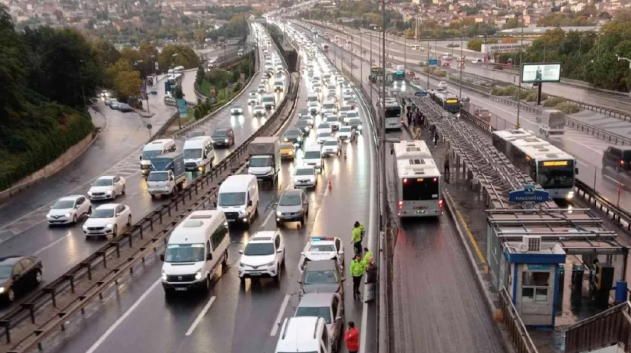 İstanbul'da etkili sağanak: Trafik yoğunluğu yaşanıyor