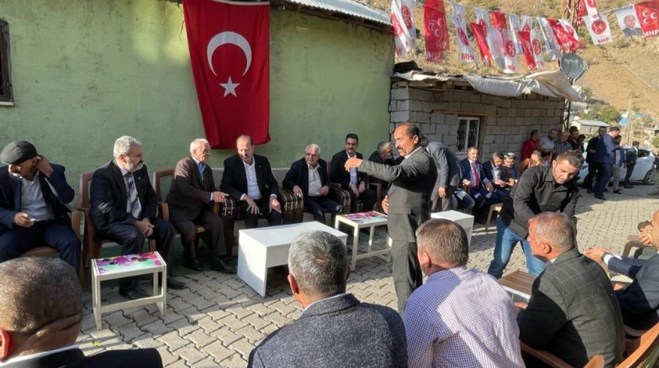 Hakkari'de MHP heyetine sevgi seli: Çocukların sesi dağları inletti