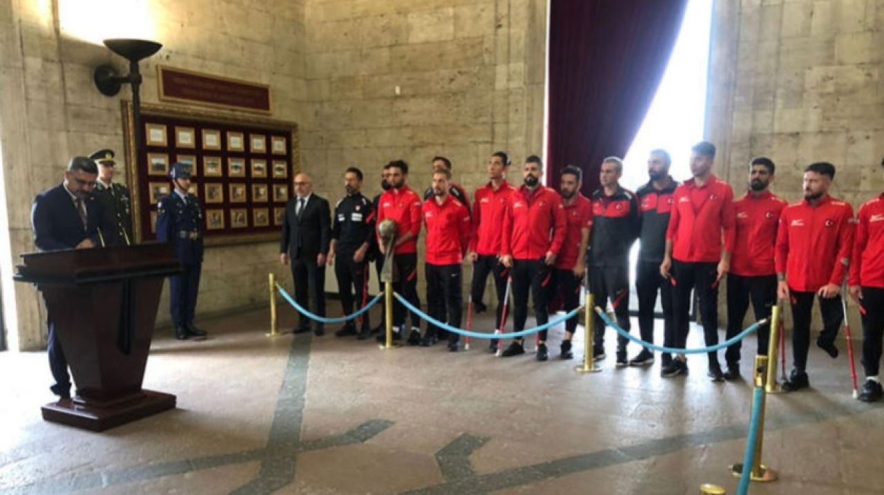 Dünya Şampiyonu Ampute Futbol Milli Takımı, Anıtkabir'i ziyaret etti