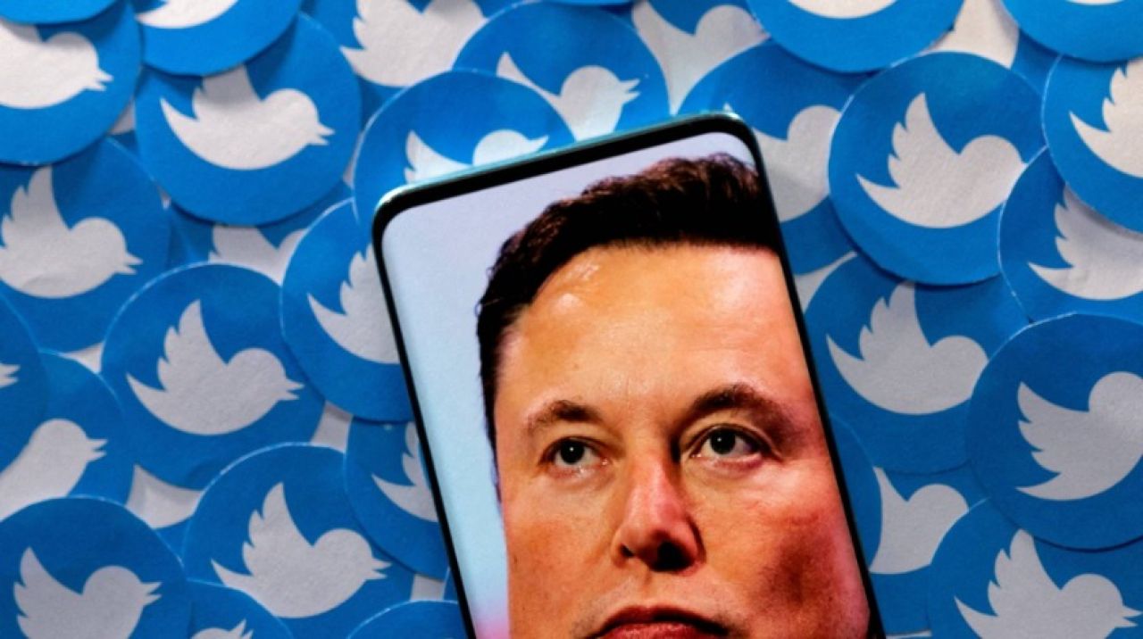 Elon Musk Twitter'ı satın aldığını açıkladı