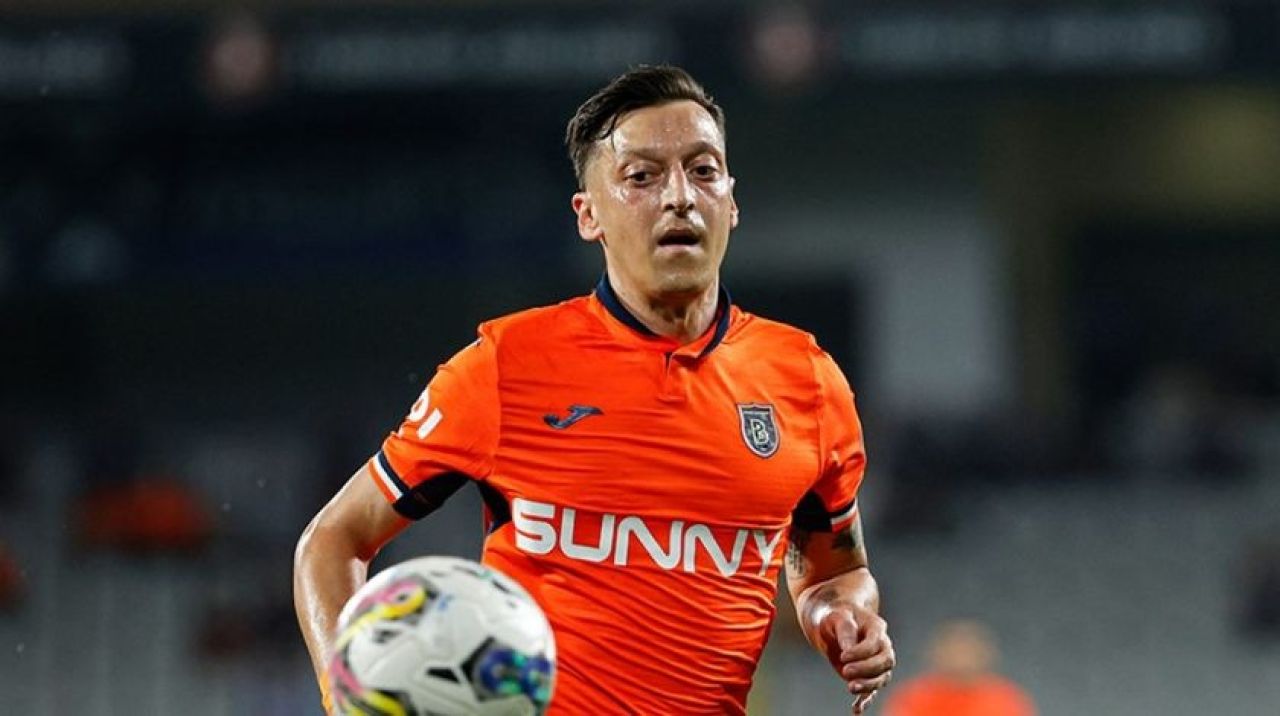 Mesut Özil'in menajeri İngiltere'de resmen açıkladı