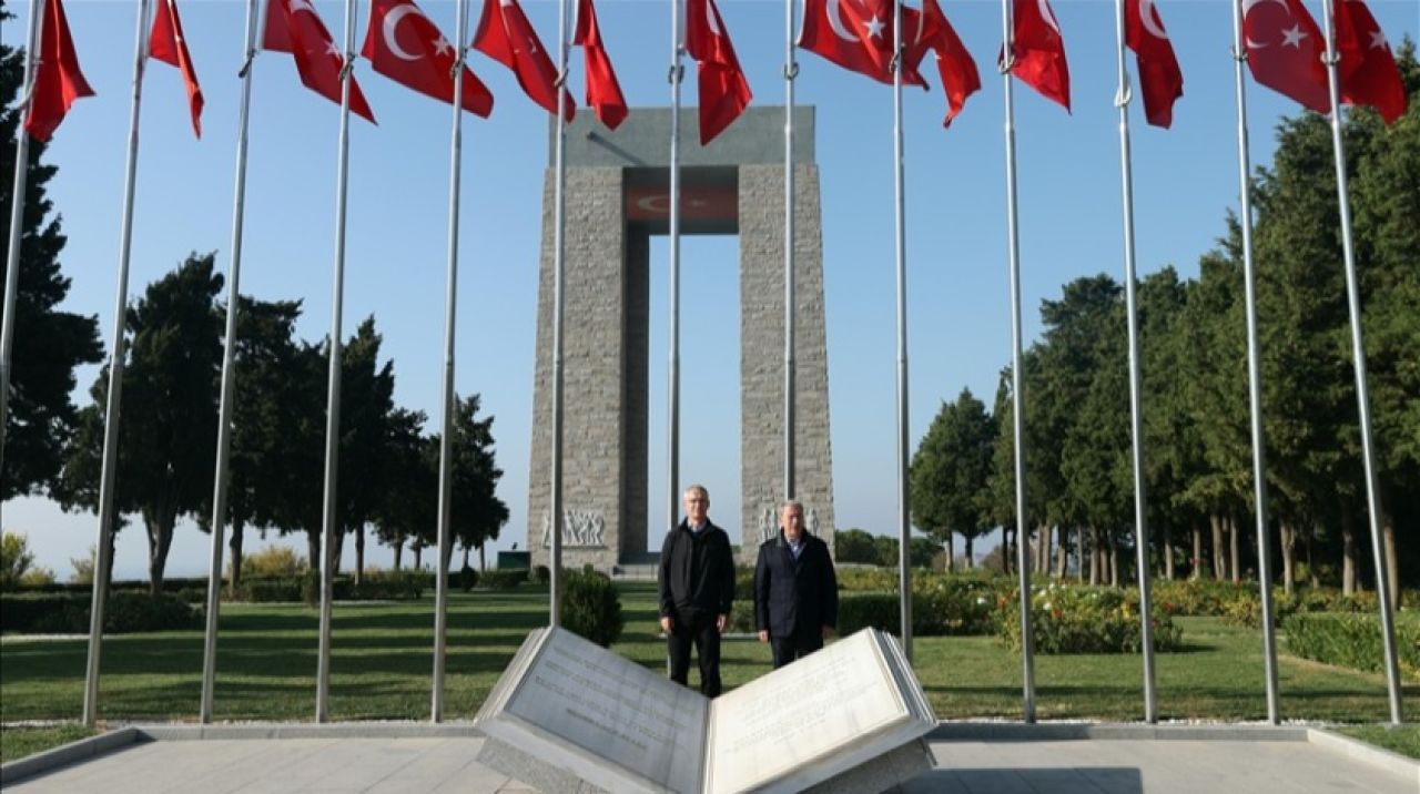 Bakan Akar ve NATO Genel Sekreteri Stoltenberg'ten Şehitler Abidesi'ne ziyaret