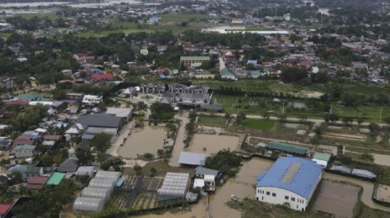 Filipinler'de afetlerden ölen sayısı 155'e yükseldi!