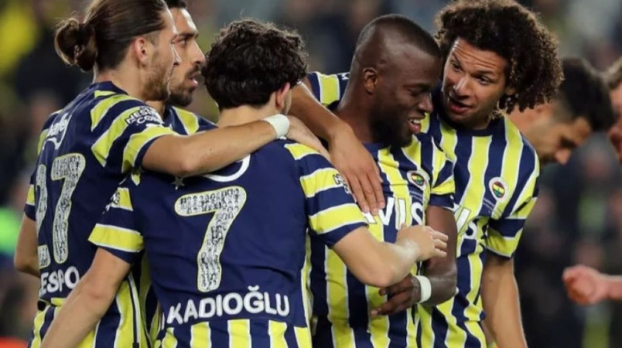 Sivasspor'u 1-0 mağlup eden Fenerbahçe zirveyi bırakmıyor