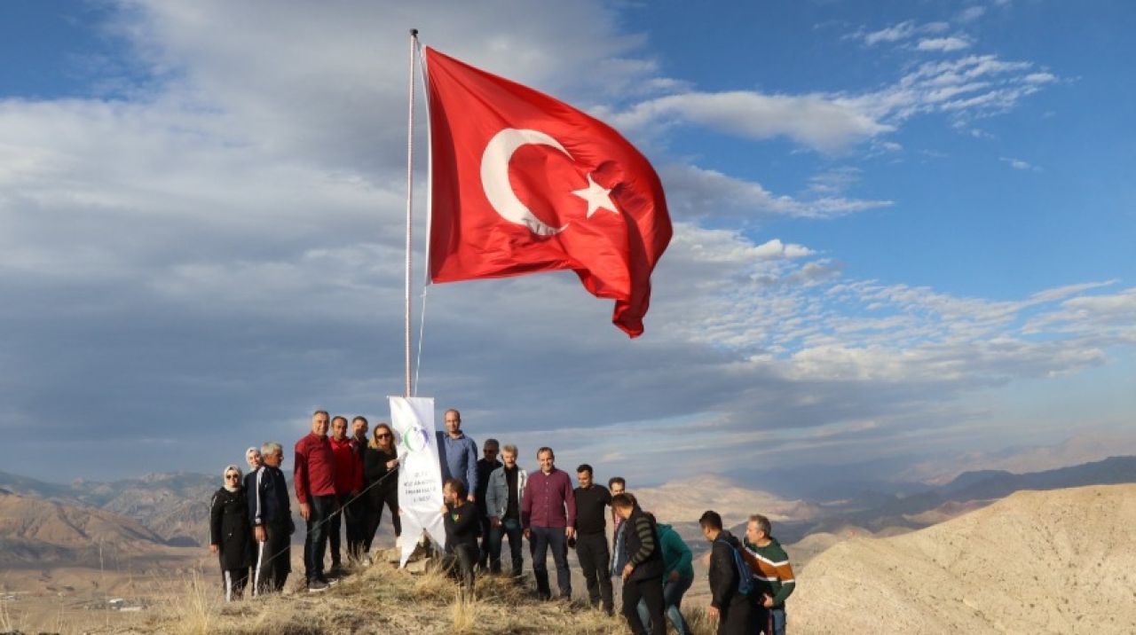 187 şehit öğretmenin adını yazdıkları bayrak direğini 1600 metre yüksekliğindeki dağa diktiler