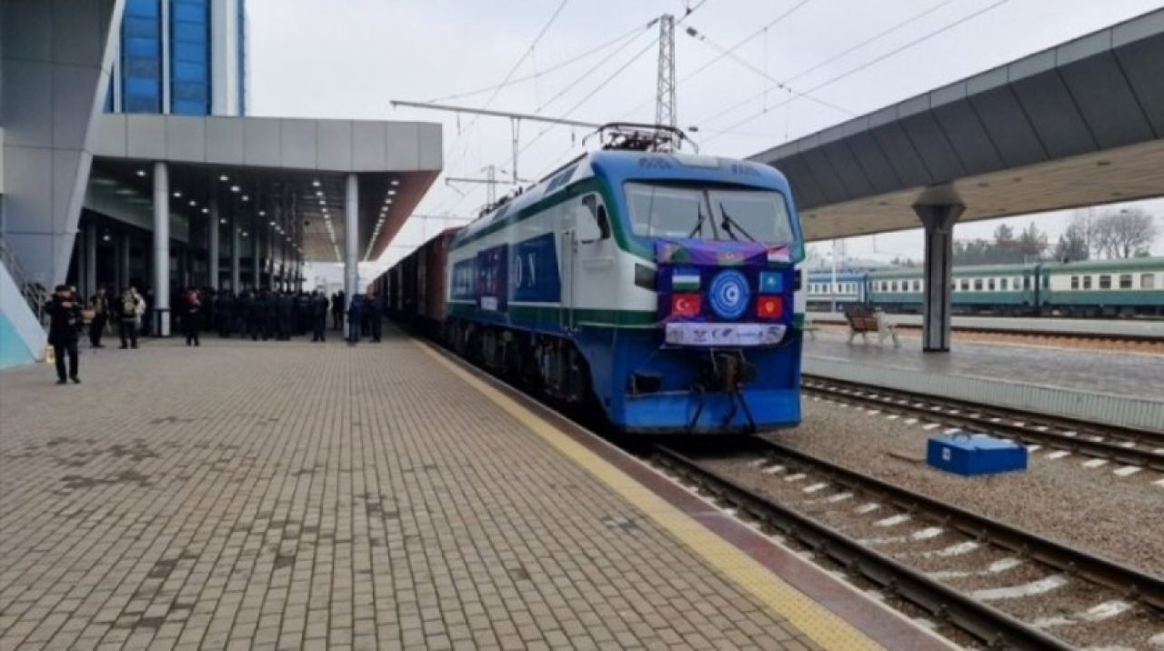 İzmir'den yola çıkan ilk kargo treni Taşkent'e ulaştı