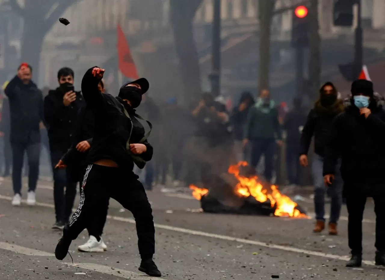 Fransızlar kafayı Türkiye ile bozmuş: Fransız basını, Paris'teki saldırıda Türkiye'yi suçladı