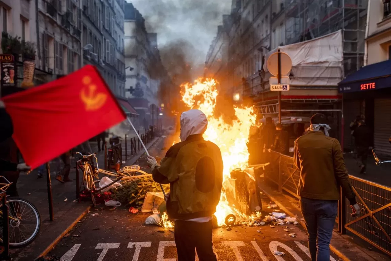Paris'te  PKK destekçileri meydanları savaş alanına çevirdi