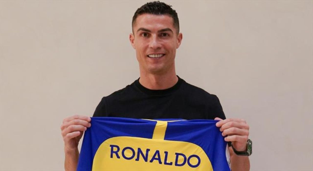 Cristiano Ronaldo resmen Al Nassr'da! Yeni formasıyla pozunu verdi...