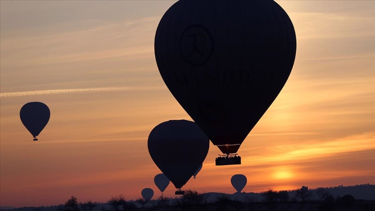 Kapadokya'da turistler yeni yılın ilk gününü gökyüzünde karşıladı