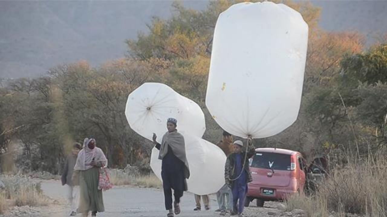 Bu resmen ölüme meydan okuma! Tarladan eve poşetle doğal gaz taşıyorlar