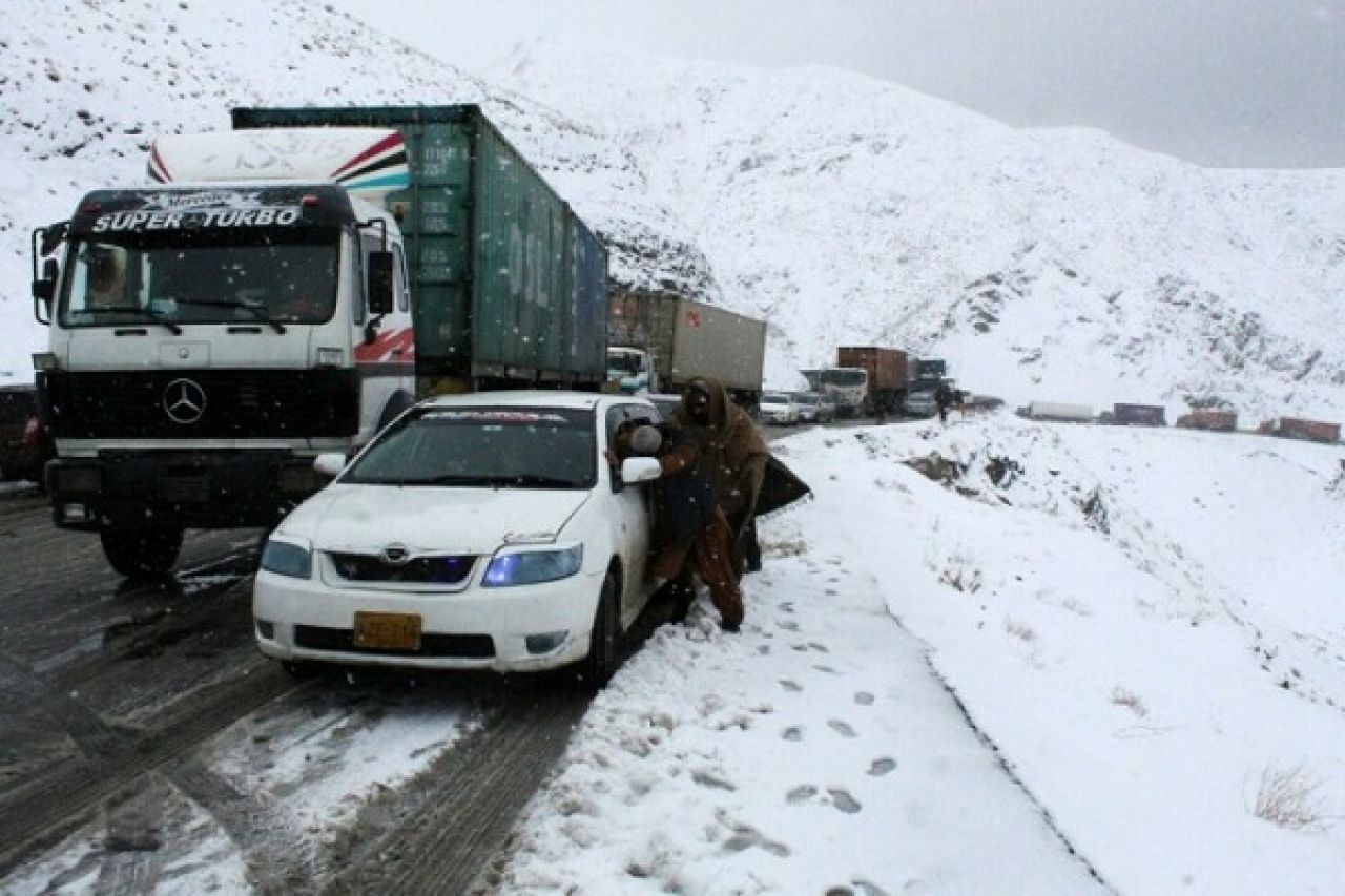 Pakistan'da acil durum ilan edildi! Kar esareti yaşanıyor