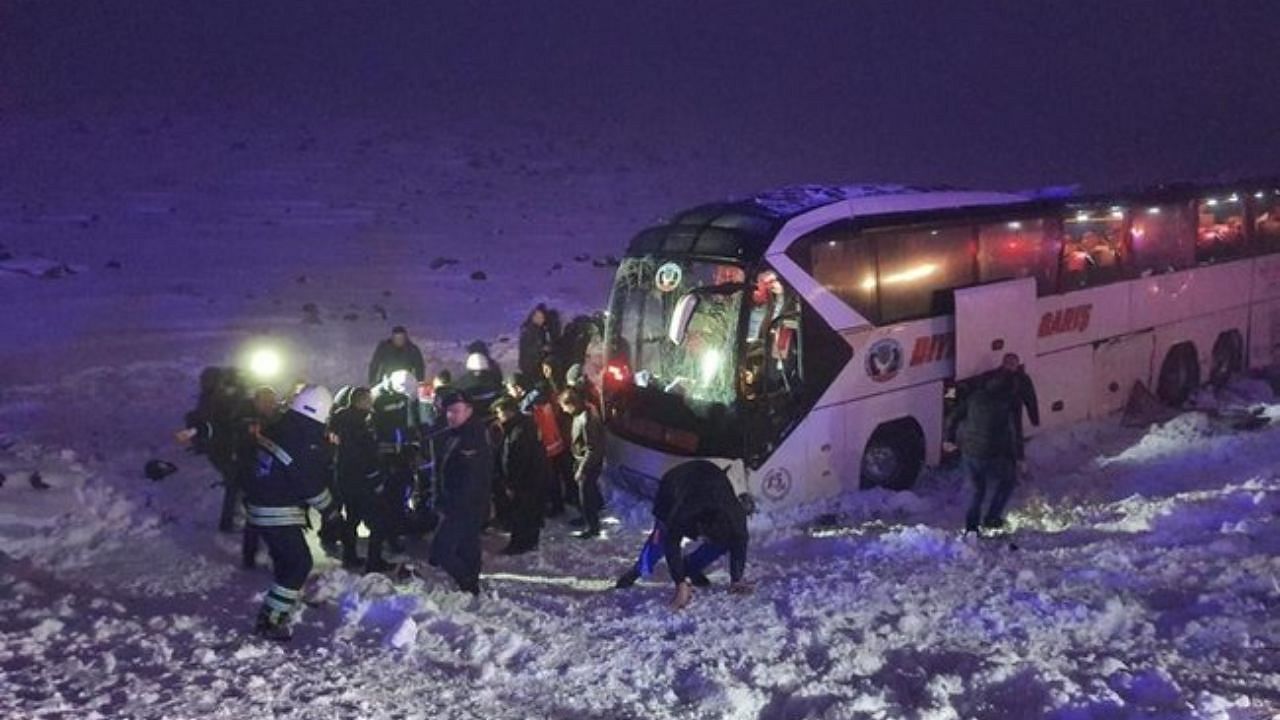 Diyarbakır-Şanlıurfa yolunda buzlanma sonucu yolcu otobüsü devrildi: Çok sayıda yaralı var