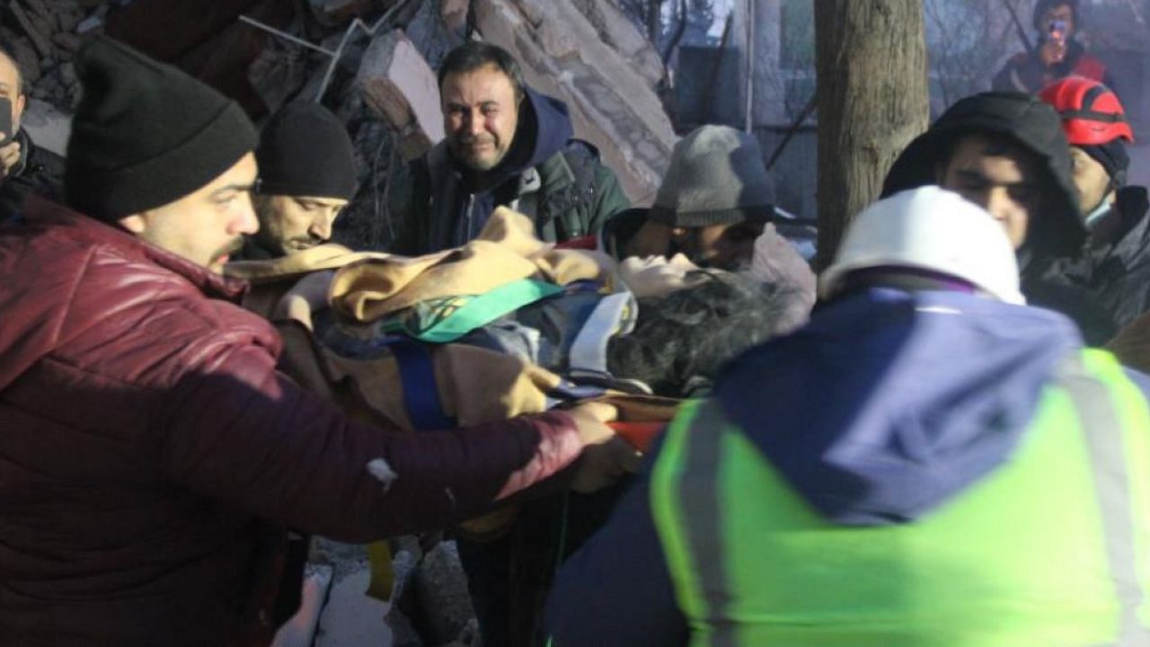 Ailesini depremde kaybeden adam, enkazdan sağ çıkarılan kızını görünce hüngür hüngür ağladı