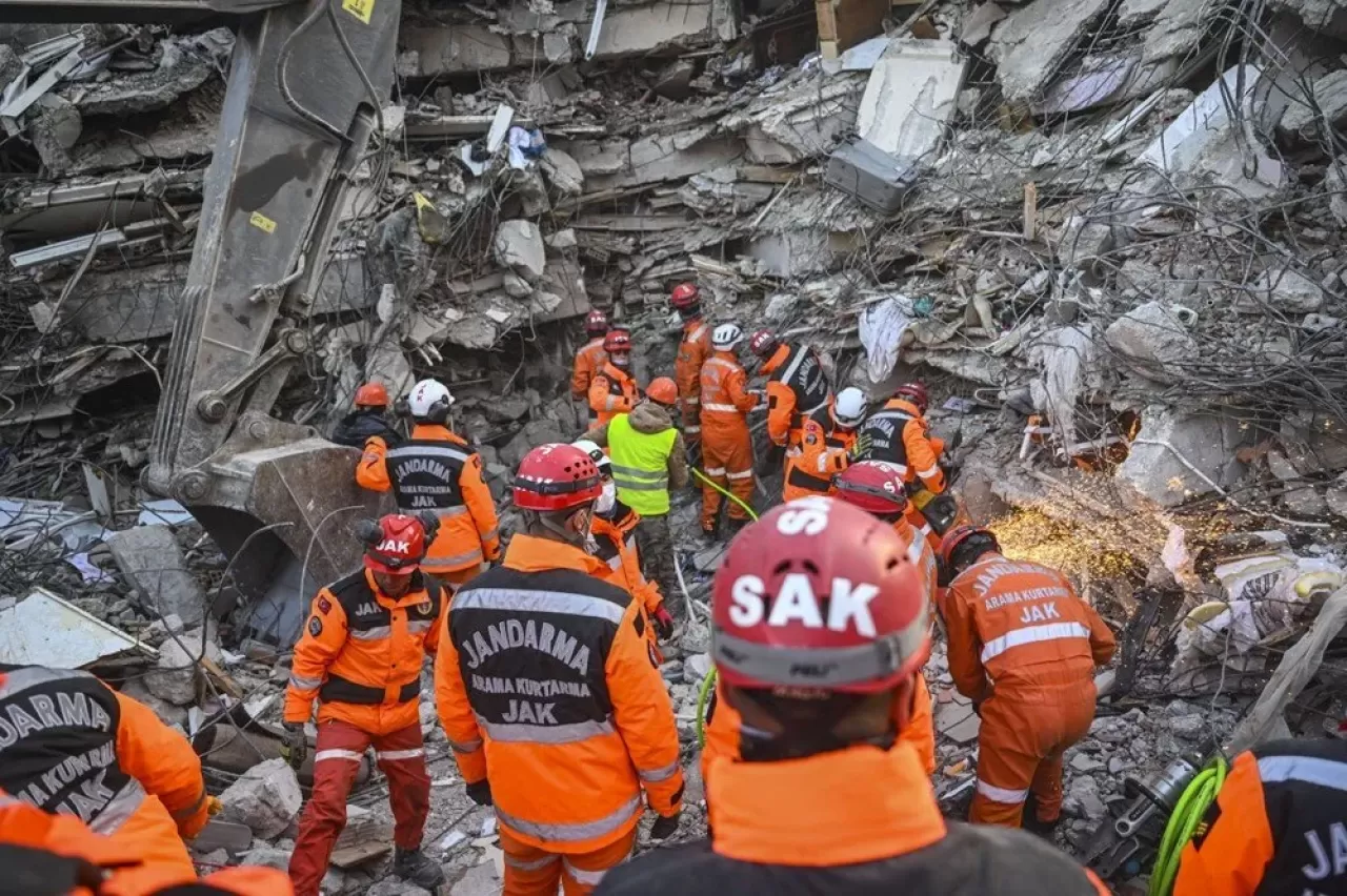 Depremde hayatını kaybedenlerin sayısı 43 bini geçti