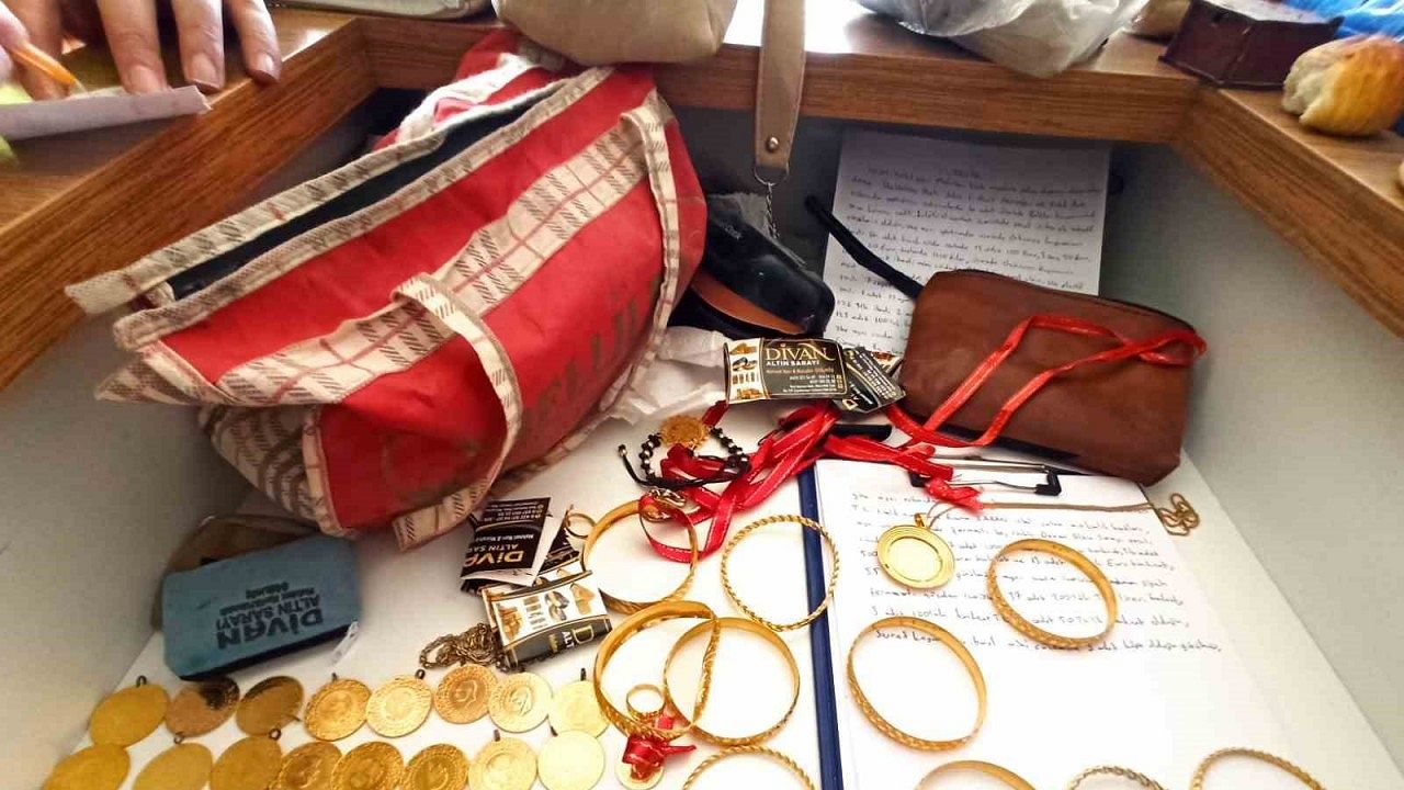 Enkazdan çıkartılan 971 bin lira değerinde para ve altın ile çelik kasa polise teslim edildi
