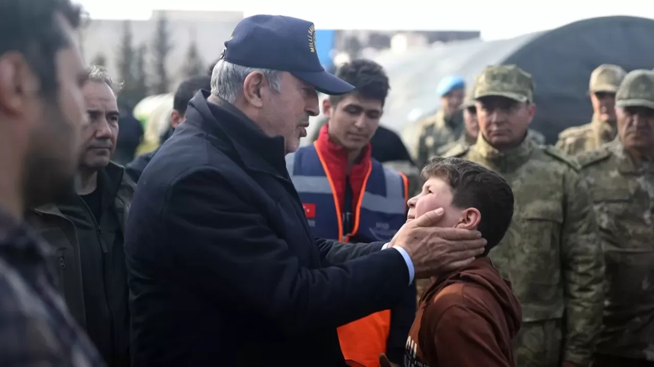 Bakan Akar'dan çadır kentte kurulan Mehmetçik Okulu'na ziyaret