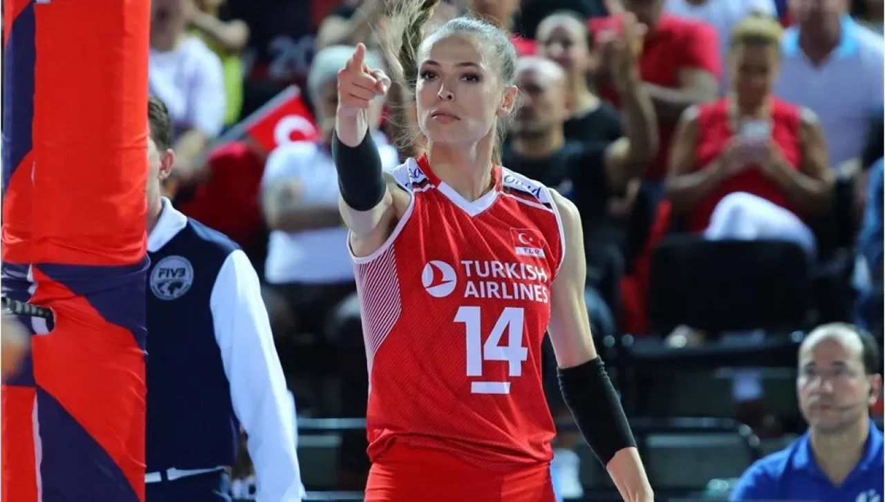 Milli voleybolcu Eda Erdem Dündar, Şeref Diploması ödülünü aldı