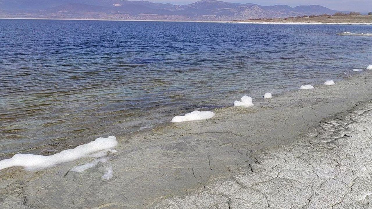 Burdur Gölü yine köpürdü! İşte nedeni