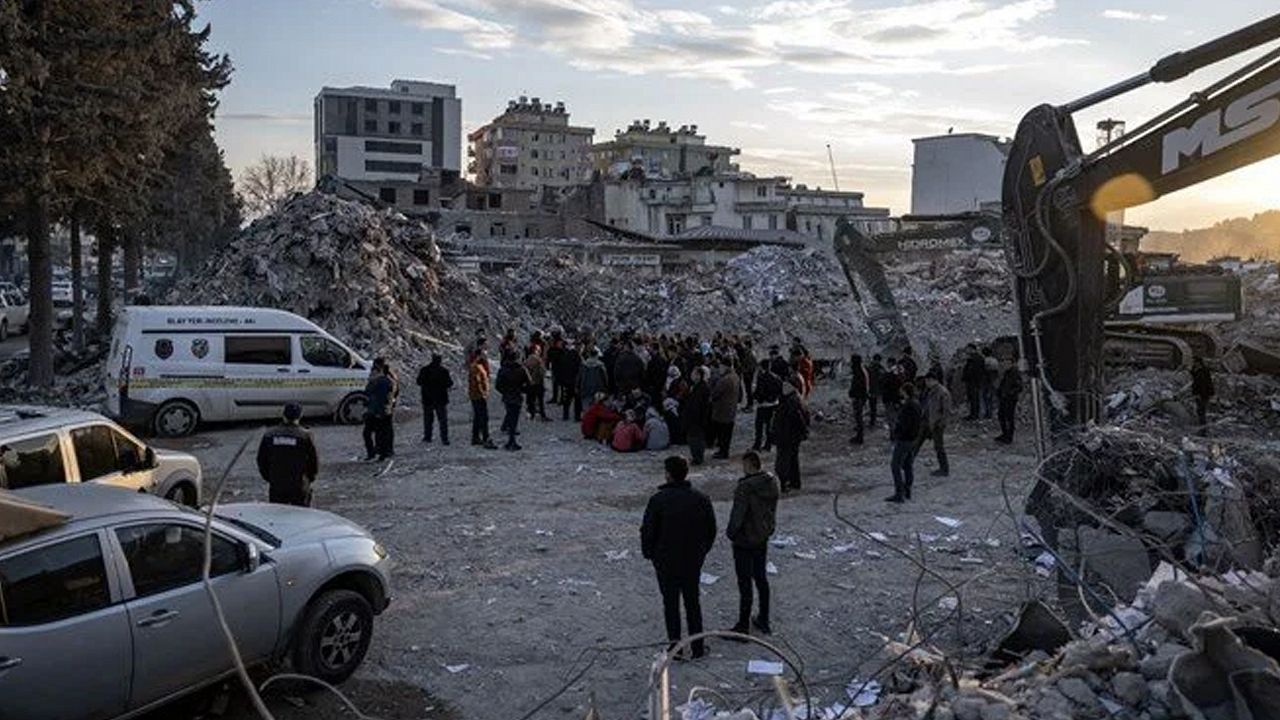 Enkaz alanında ölü bulundu! Kepçe operatörü gözaltında