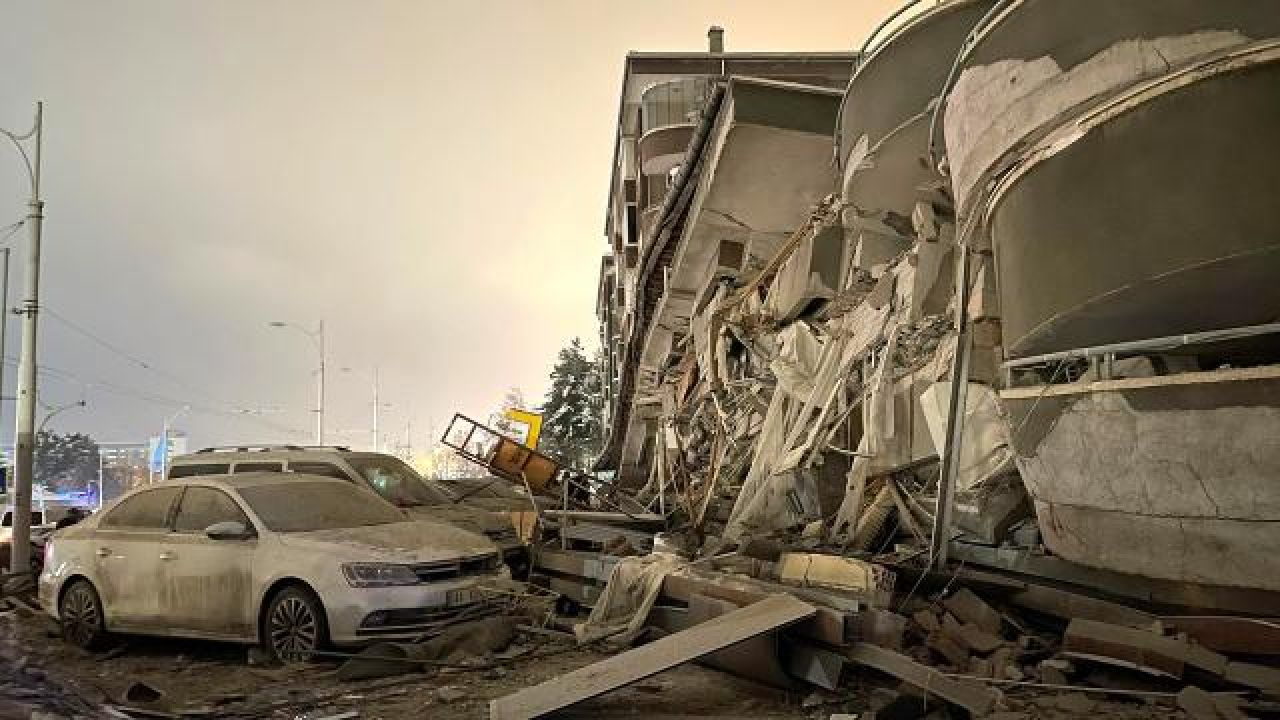 Son Dakika: 10 ili vuran depremde hayatını kaybedenlerin sayısı 14 bin 14, yaralı sayısının 63 bin 794 olduğunu açıkladı