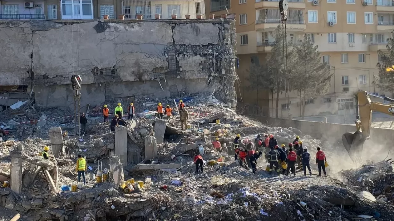 Depremin ilk anlarına ait dehşete düşüren yeni görüntüler ortaya çıktı: Önce çatırdayıp sonra çöktü