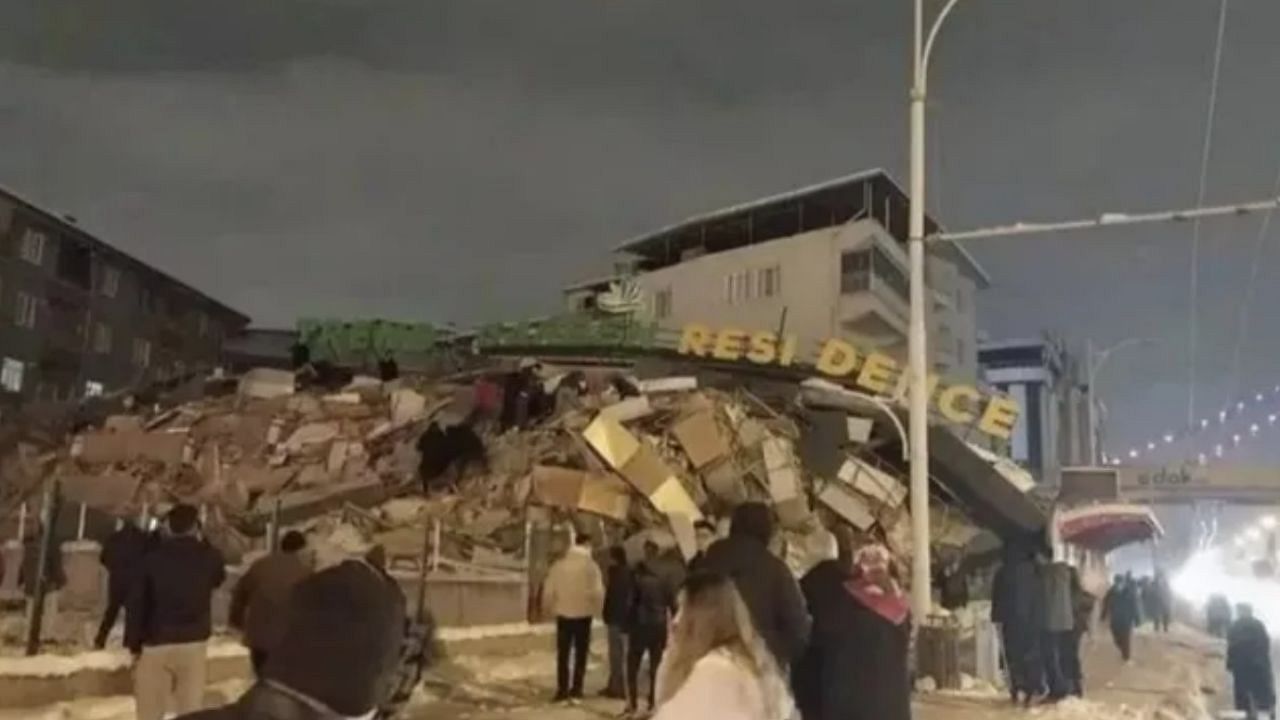 Malatya'da depremde çöken rezidansta dikkat çeken detay!